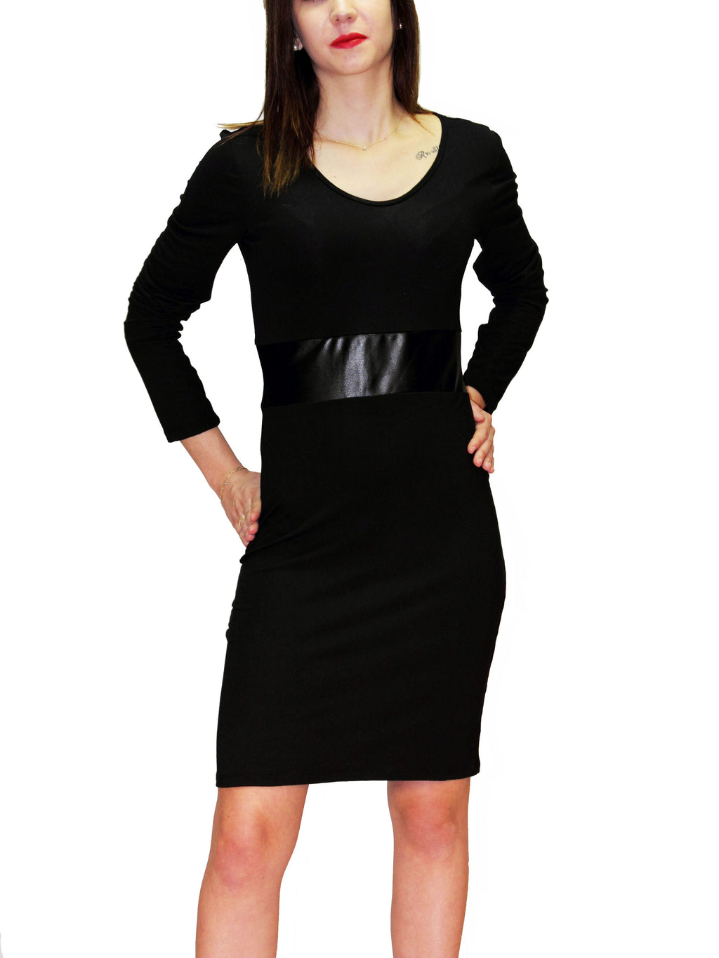 Robe noire en coton lycra, col en U avec ceinture en vinyle au centre, manches longues