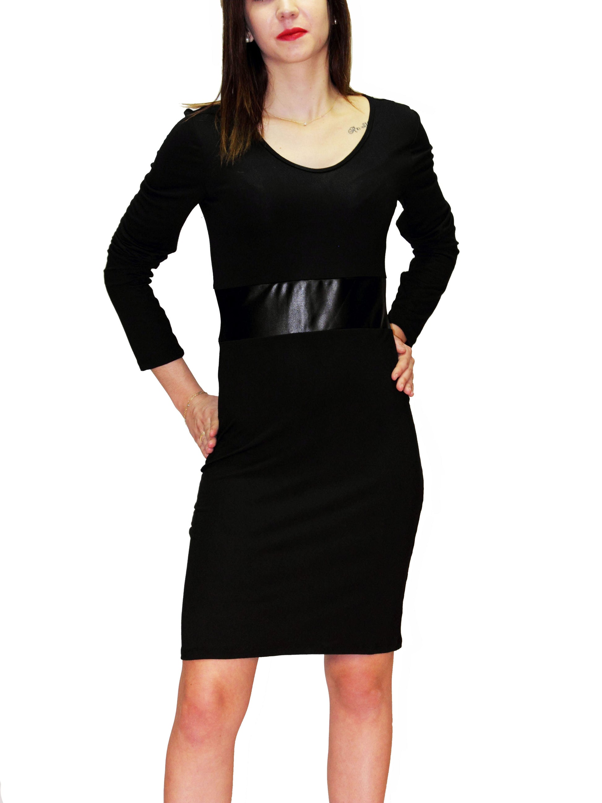 Robe noire en coton lycra, col en U avec ceinture en vinyle au centre, manches longues