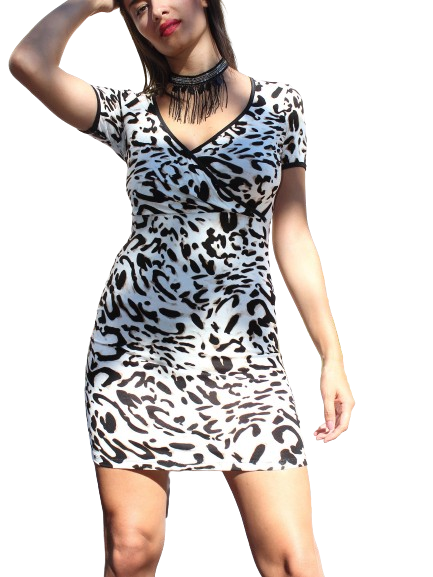 Robe moulante zèbre col V en polyester lycra avec petites manches.